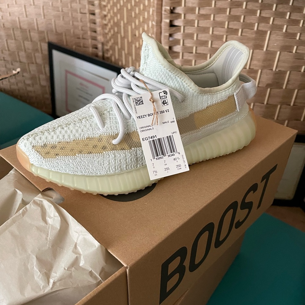 Brand new YEEZY BOOST 350 V2
Color: Hyperspace / Hyperspace
Hyperspace
Size: 7.5